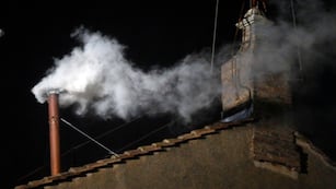 Humo blanco emerge de la chimenea en el techo de la Capilla Sixtina, en la Plaza de San Pedro en el Vaticano, miércoles, 13 de marzo de 2013. El humo blanco indica que el nuevo Papa ha sido elegido. (AP)