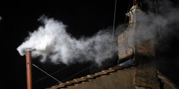 Humo blanco emerge de la chimenea en el techo de la Capilla Sixtina, en la Plaza de San Pedro en el Vaticano, miércoles, 13 de marzo de 2013. El humo blanco indica que el nuevo Papa ha sido elegido. (AP)