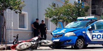 Evadieron un control y chocaron contra un patrullero en barrio Alberdi.