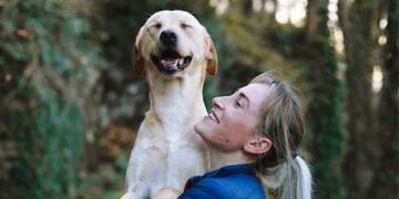 Persona con su perro.