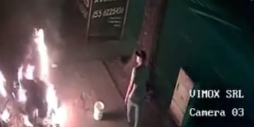 Una mujer prendió fuego a un indigente que estaba durmiendo en la calle
