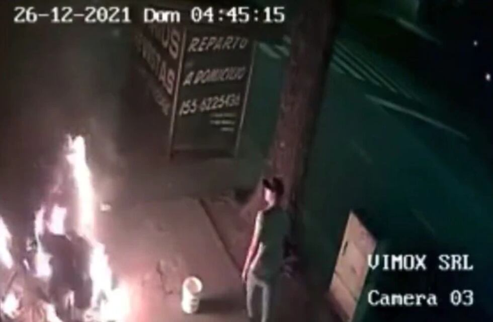 Pompeya: una mujer prendió fuego a un indigente mientras dormía en la calle y fue grabada por una cámara