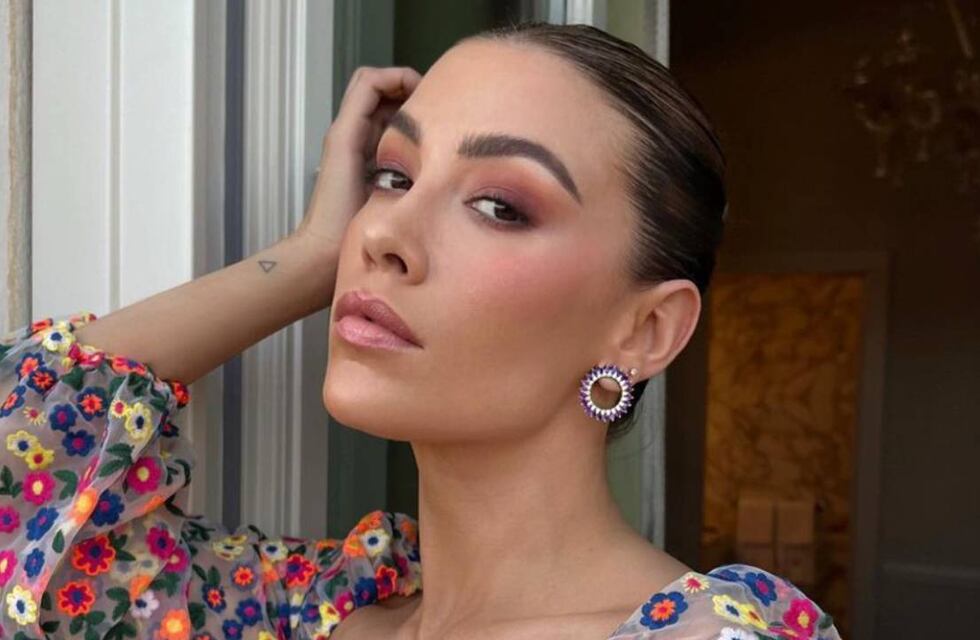 Michelle Salas enamoró al posar con un escotado vestido en la naturaleza