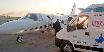Salud coordinó un traslado aéreo doble para garantizar tratamientos en centros de alta complejidad.