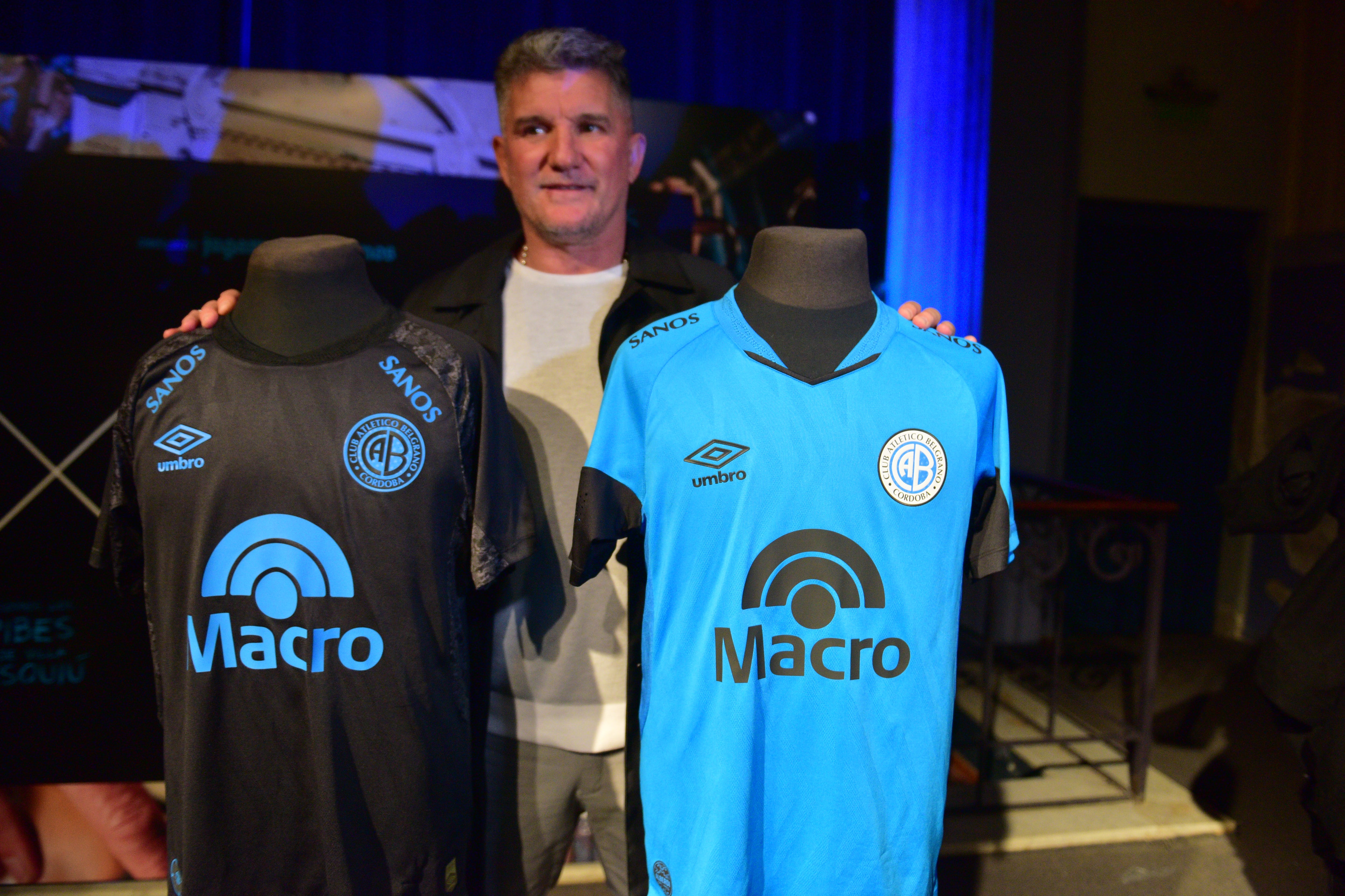 Luis Fabián Artime y las nuevas remeras de Belgrano. (José Gabriel Hernández / La Voz)