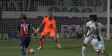 La atajada del partido. Marcos Díaz contra Ángel Romero. Brava, como el arbitraje...