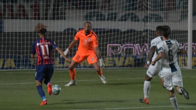 La atajada del partido. Marcos Díaz contra Ángel Romero. Brava, como el arbitraje...
