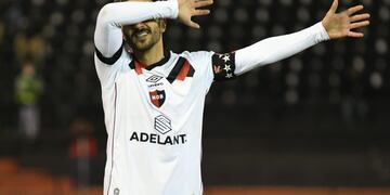 El delantero "Nacho" Scocco marcó el primer gol de Newell's ante Estudiantes LP. (Prensa Newell's).
