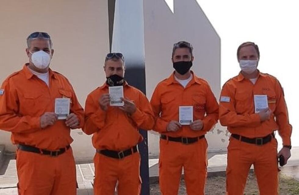Bomberos de Arroyito recibieron su vacuna contra el Covid en la localidad de San Francisco