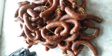 Bromatología decomisa embutidos de un comercio