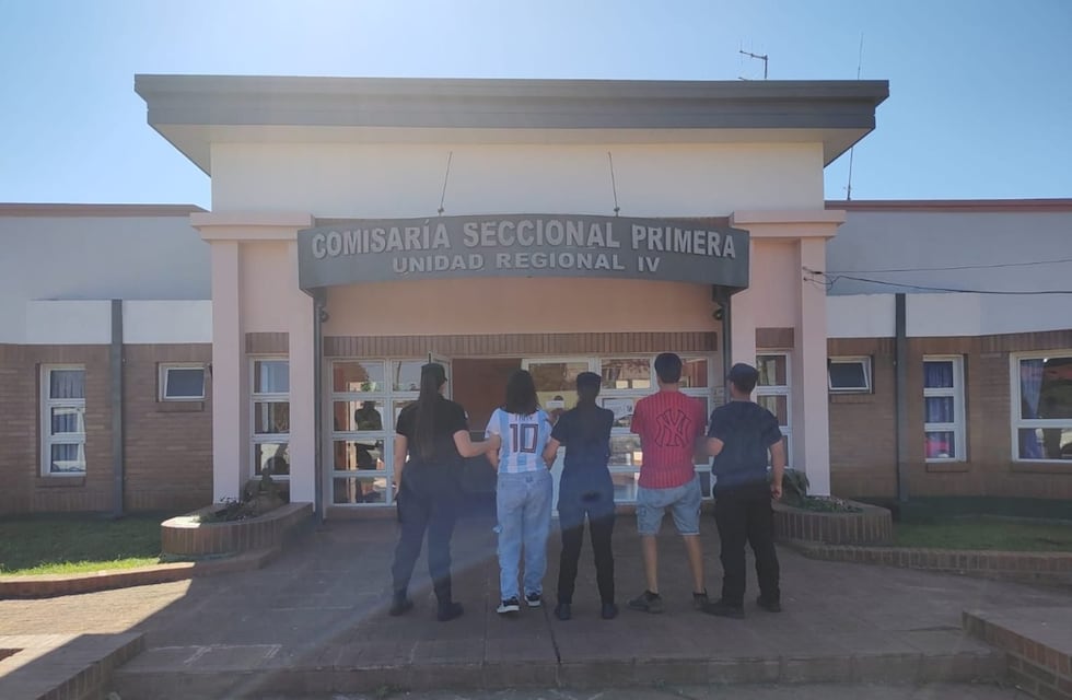 Puerto Rico: detienen a una pareja por robo de prendas y calzados en la Placita