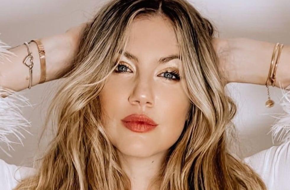 Stephanie Demner levantó la temperatura del invierno con un traje con transparencias ultra hot