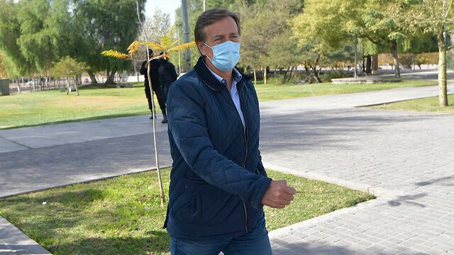 El Gobernador de Mendoza Rodolfo Suarez se vacunó este medio día, contra el Covid 19, en el vacunatorio de campaña de la Nave Central.