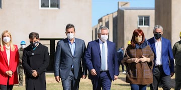 El presidente Alberto Fernández  en el municipio bonaerense de Ensenada,acompañado por la vicepresidenta Cristina Fernández de Kirchner; el gobernador bonaerense, Axel Kicillof; el titular de la Cámara de Diputados, Sergio Massa; el ministro de Desarrollo Territorial y Hábitat, Jorge Ferrares y la vicegobernadora Verónica Magario, Foto: presidencia