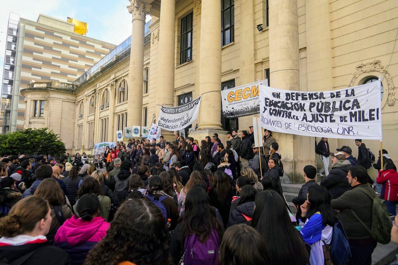 Estudiantes, docentes y representantes gremiales se hicieron eco del repudio