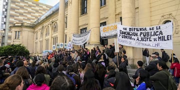 Estudiantes, docentes y representantes gremiales se hicieron eco del repudio