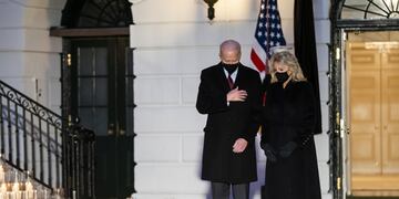 El presidente Joe Biden y la primera dama, Jill Biden, rinden homenaje al más de medio millón de muertos por Covid-19 en Estados Unidos. (Jim Lo Scalzo/EPA/Bloomberg)