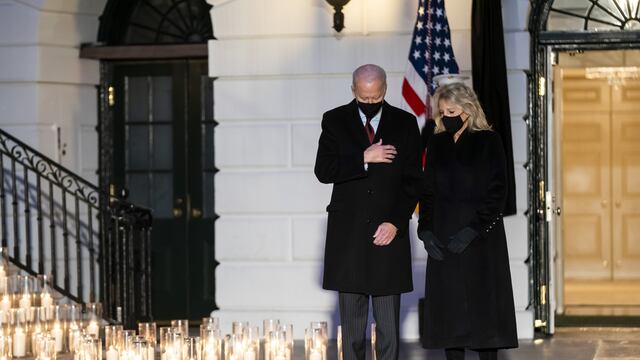 El presidente Joe Biden y la primera dama, Jill Biden, rinden homenaje al más de medio millón de muertos por Covid-19 en Estados Unidos. (Jim Lo Scalzo/EPA/Bloomberg)