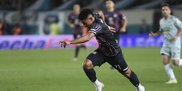 Diego Valoyes volvió al gol y puso el 3-0 de Talleres sobre Racing, en Avellaneda. (Federico López Claro / La Voz)