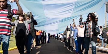 Desplegaron la Bandera Argentina más larga de la provincia.