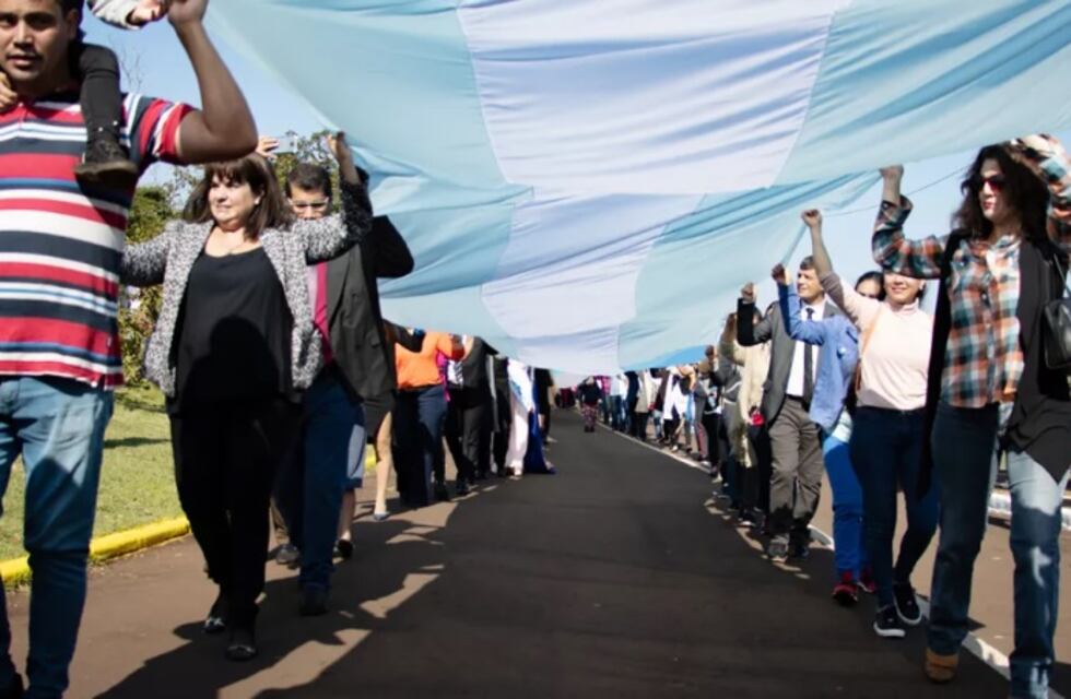 Desplegaron la Bandera Argentina más larga de la provincia