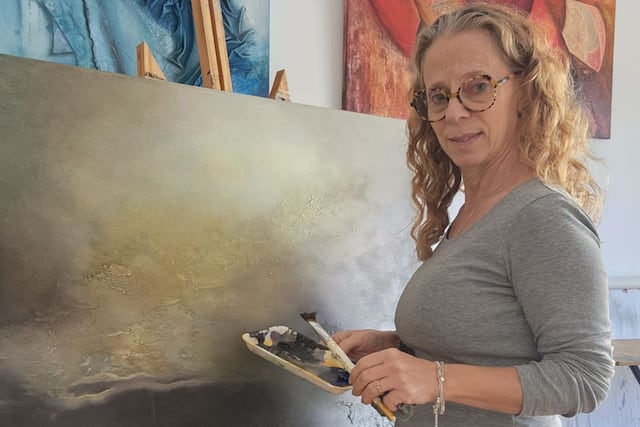 De confeccionar anteojos a buscar una salida en la pintura: Fabiana, la artista visual que se reinventó