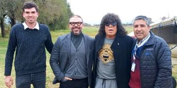 Gran sorpresa se llevaron en el aeroclub al ver que la Mona era el pasajero que debían llevar a Buenos Aires.