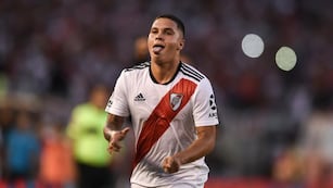 Juanfer Quintero celebra un gol con la camiseta de River