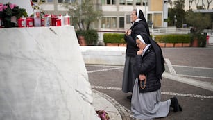 El Vaticano compartió esta oración por el eterno descanso del papa Francisco. (AP)