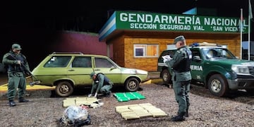 San Vicente: secuestran marihuana de un vehículo que embistió un puesto de control de Gendarmería.