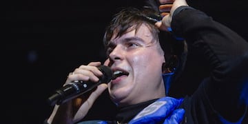 Ysy A se levanta los lentes para ver a la multitud que lo secunda en cada barra de sus letras. (Gentileza Gaspar Bochaka).