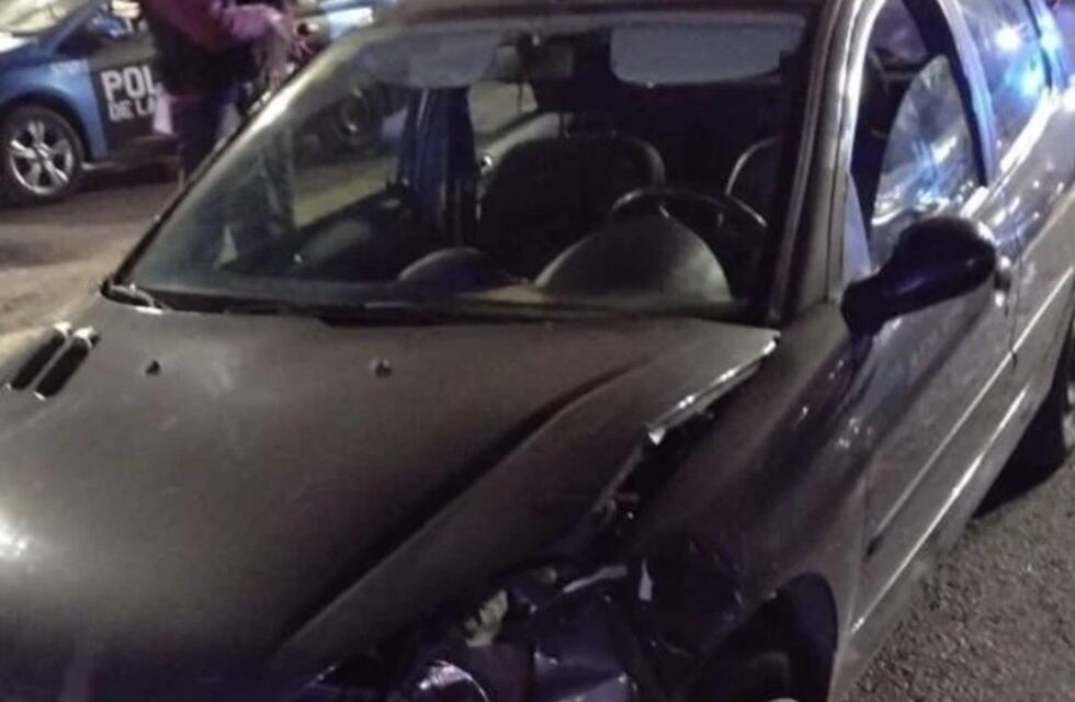 Puente Alsina: tres menores escapaban en un auto robado y chocaron contra un patrullero