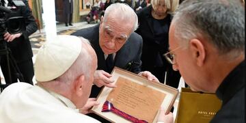El Papa Francisco se reúne con el director Martin Scorsese y su esposa Helen Morris durante una conferencia promovida por La Civilta Cattolica y la Universidad de Georgetown en el Vaticano, 27 de mayo de 2023. / Foto: Gentileza