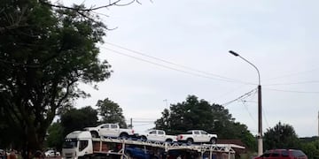 Insólito: camión quedó colgado en la intersección de una avenida en Eldorado.