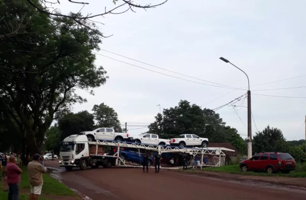 Insólito: camión quedó colgado en la intersección de una avenida en Eldorado