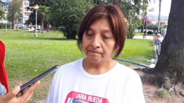 Mónica Cunchila, madre de Iara Rueda, encabezó este martes en la capital jujeña una nueva marcha en reclamo de justicia para su hija y demás víctimas de femicidios en la provincia.