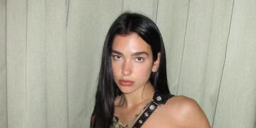 Dua Lipa brilló en Instagram con una microbikini rosa con cadenas: “La clave”.