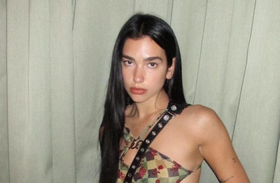 Dua Lipa brilló en Instagram con una microbikini rosa con cadenas: “La clave”