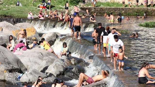 Balnearios movidos. Turistas en el río, ayer, en Carlos Paz. Una postal que se repite en muchos sitios serranos. (La Voz)