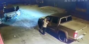 El momento previo a que la mujer embarazada sea abordada por los delincuentes. Captura de pantalla. Twitter @Hechosanderecho