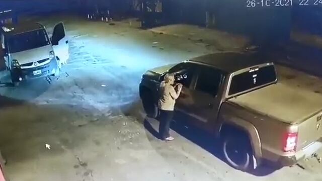 El momento previo a que la mujer embarazada sea abordada por los delincuentes. Captura de pantalla. Twitter @Hechosanderecho