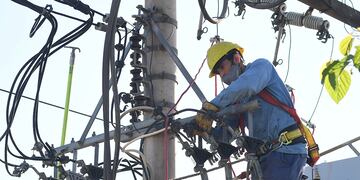 Cambio de transformadores de electricidad.
En el carril Rodriguez Peña, obreros de EDEMSA, trabajan en el cambio de un transformador.