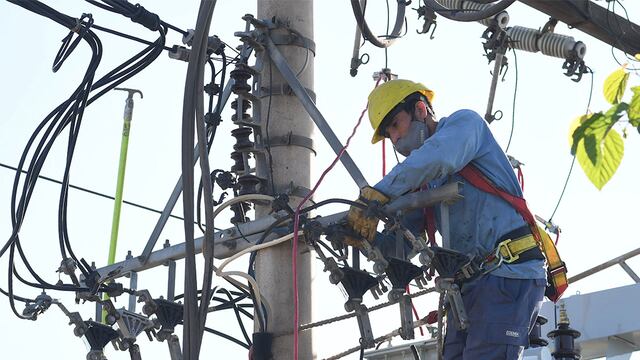 Cambio de transformadores de electricidad.
En el carril Rodriguez Peña, obreros de EDEMSA, trabajan en el cambio de un transformador.