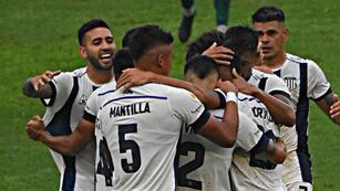 Nahuel Bustos marcó un gol muy buscado por él y en el momento justo para Talleres ante Agropecuario. (Talleres)