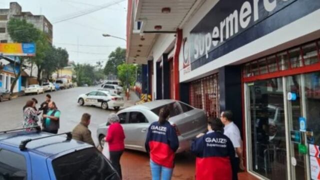 Accidente de tránsito en Oberá: puso marcha atrás y casi se incrustó en un supermercado.