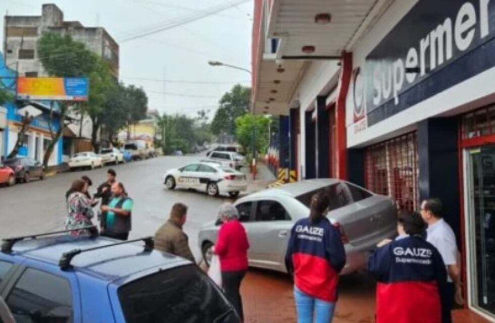 Accidente de tránsito en Oberá: puso marcha atrás y casi se incrustó en un supermercado