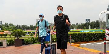 Ángel Di María y Leandro Paredes llegaron a Argentina sin Messi, su compañero en PSG. (@Argentina)