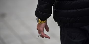 Aprobaron la ordenanza en Córdoba que prohíbe arrojar colillas a la vía pública