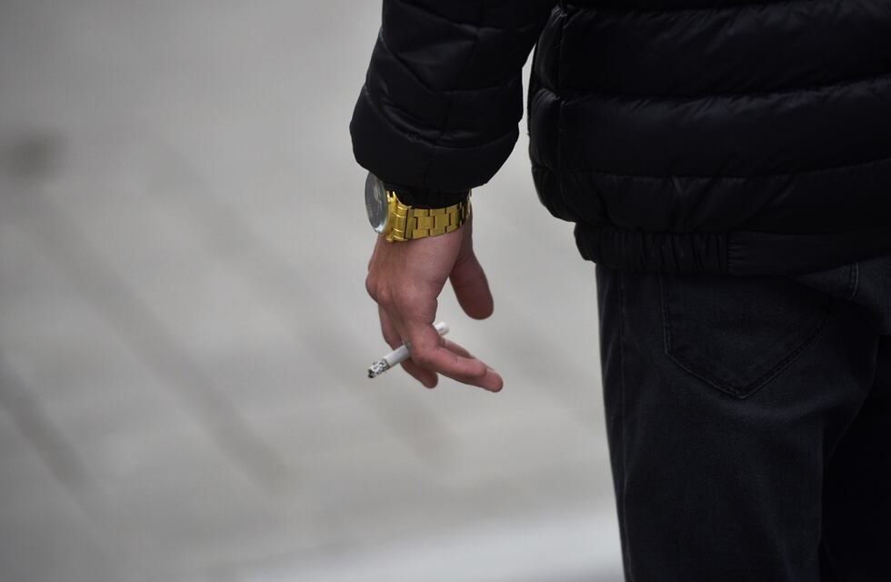 Aprobaron las multas hasta 15.000 pesos por tirar colillas de cigarrillos en la vía pública