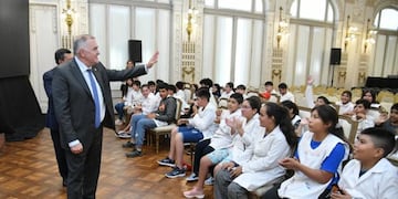 El primer mandatario provincial saluda a los estudiantes de Trancas.